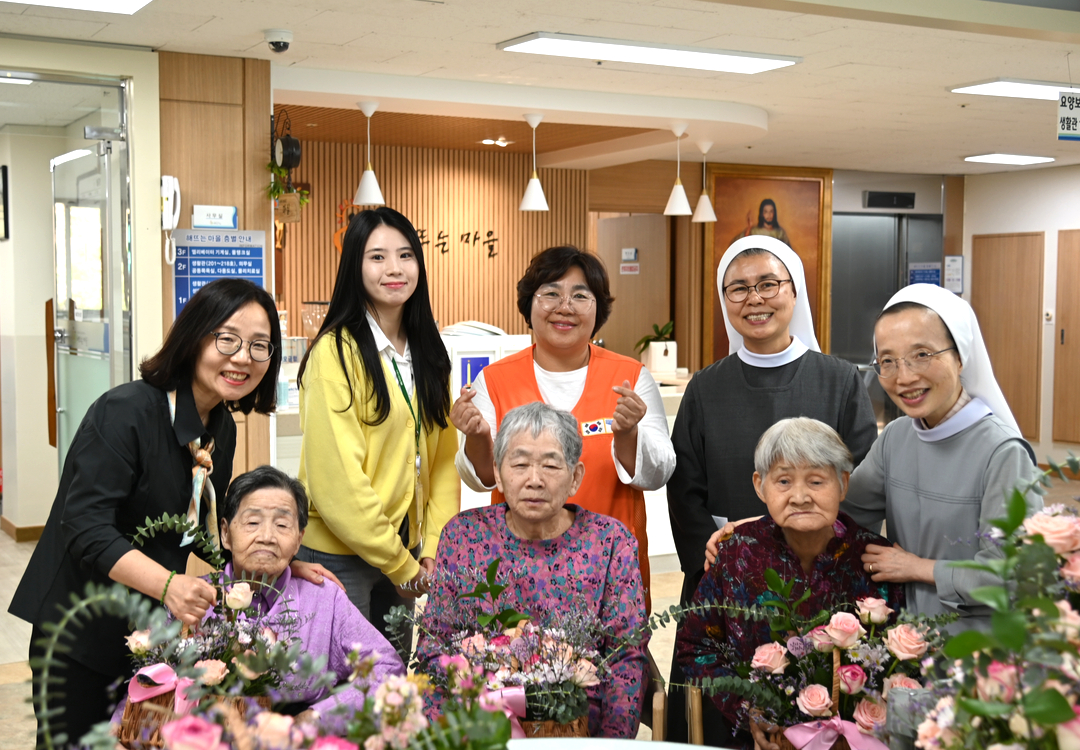 임직원 꽃바구니 양로시설에 기부