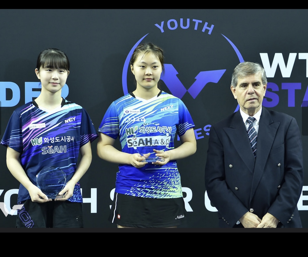 화성도시공사 유청소년탁구부 허예림 선수(왼쪽 1번째)와 유예린 선수(왼쪽 2번째)가 WTT 수상에 따른 기념촬영을 하고 있다.