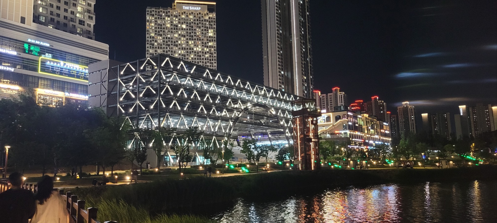 동탄 호수공원 인근 주차난 해소와 문화행사, 공원이용객의 편의를 위한 ‘동탄 호수공원 주차타워’ 야간 전경