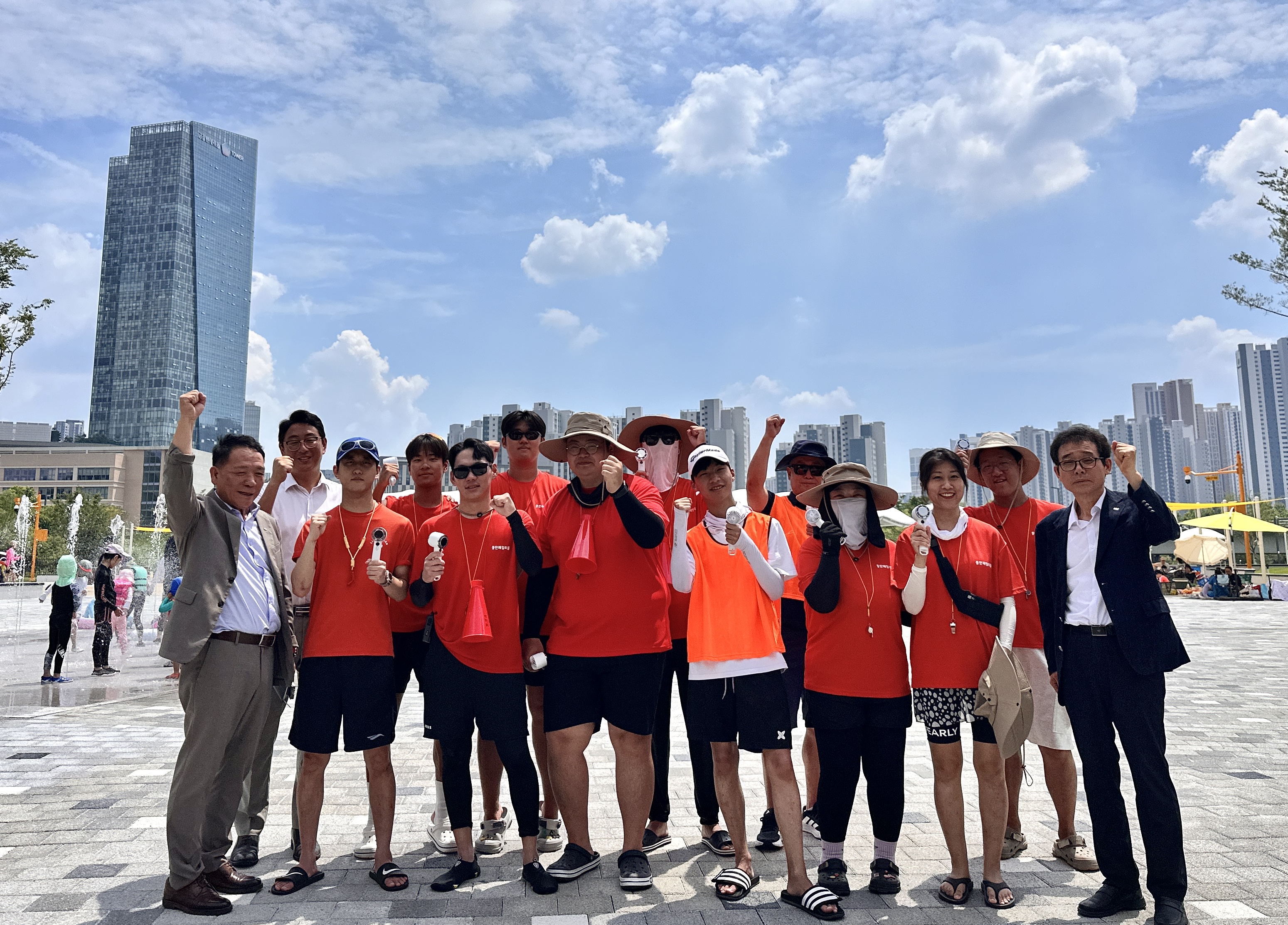 동탄패밀리풀 현장에서 화성도시공사 임직원과 안전요원들이 휴대용 냉각선풍기를 들고 ‘화이팅’을 외치고 있다.